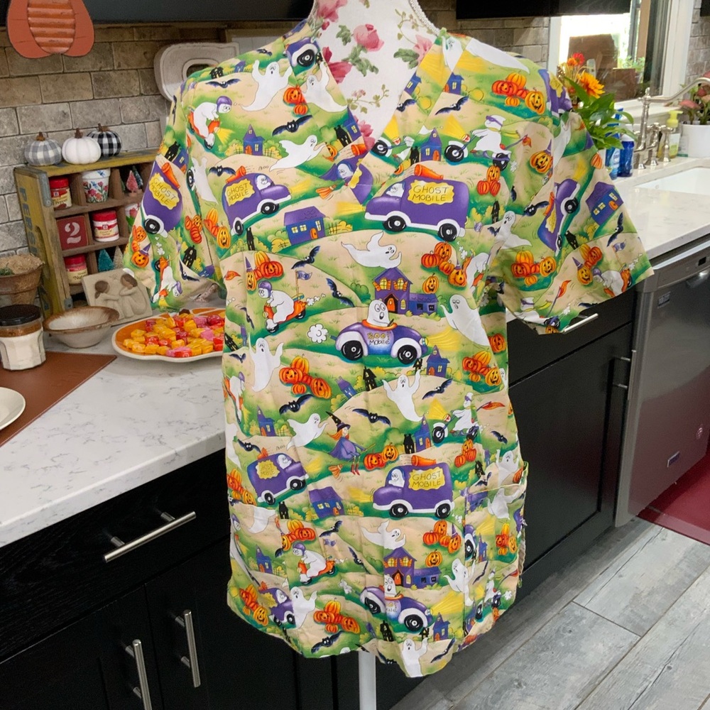 WS Fundamentally Womens Size Small Halloween Scrub Top Medical Ghosts Pumpkins